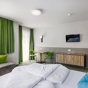 Ein Doppelbett in einem Apartment.