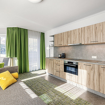 Eine große Küche in einem Apartment.