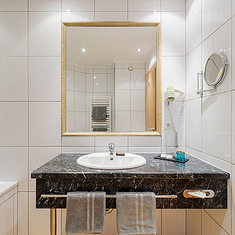 Ein Waschbecken in einem Badezimmer.