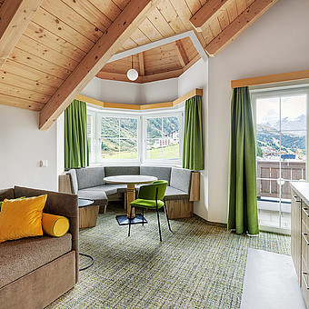 Ein Apartment mit einer runden Sitzecke.