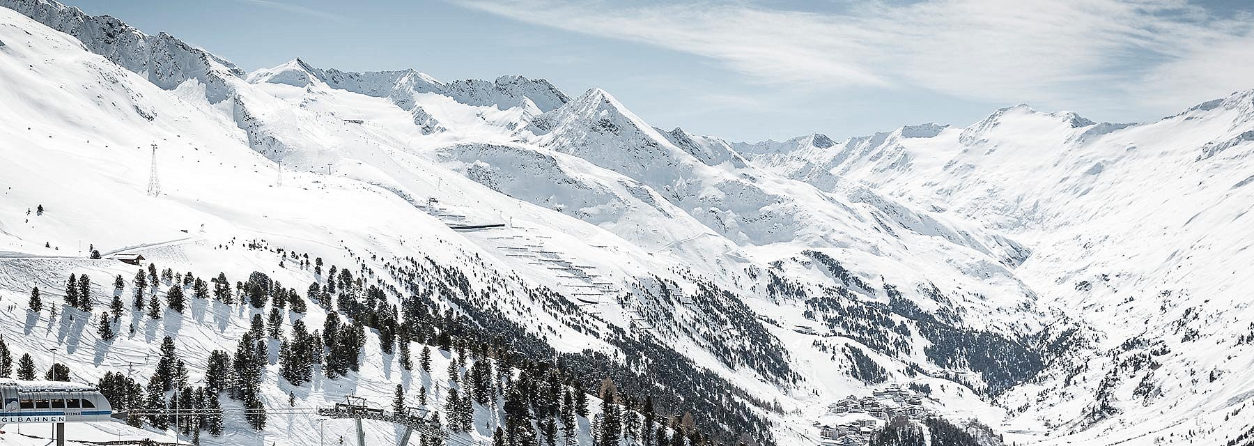 Blick auf verschneite Berge